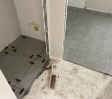 Pendant ce temps le collègue nous fait les carrelages/faiences des SDBs