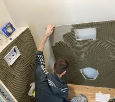 Pendant ce temps le collègue nous fait les carrelages/faiences des SDBs
Carreau de 1m20*1m20 pour habillé 'un bloc le bati du WC ;-) j'ai trouvé cette pièce chez un petit fournisseur du coin qui avait 2 seul carreau en expo :-)