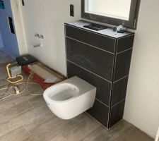 Habillage du Bati support. on a du prendre un bâti Geberit plus petit à cause de la fenêtre.. et ce modèle permet de positionner la plaque Geberit sur le dessus du bâti