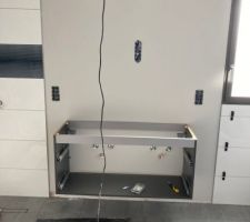 J'ai installé les meubles suspendu Delpha et Sanijura. j'ai rajouter des tasseaux car j'avais zapper d'installer une plaque en bois derrière le placo afin d'assurer une bonne fixation !