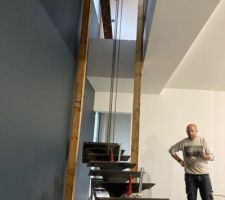 C'est un amis qui nous a fait l'escalier à limon centrale ainsi que les gardes corps de la maison. en mode Egyptien pour installer le limon centrale de 180 kgs...