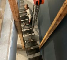 C'est un amis qui nous a fait l'escalier à limon centrale ainsi que les gardes corps de la maison. en mode Egyptien pour installer le limon centrale de 180 kgs...
