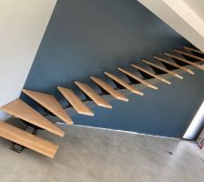 Pose ensuite des 14 marches en chêne "panneauté"