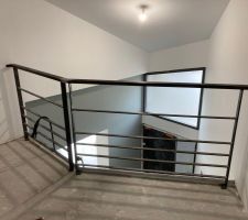 Garde corps de la mezzanine qui donne sur le hall