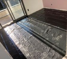 On s'est occupé des 70 m2 de parquets à l'étage, avec pose de la bâche anti humidité puis de la feutrine spéciale plancher chauffant/rafraichissant.