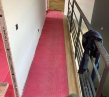 On s'est occupé des 70 m2 de parquets à l'étage, avec pose de la bâche anti humidité puis de la feutrine spéciale plancher chauffant/rafraichissant.