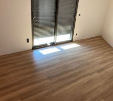 On a posé d'un bloc le parquet c'est à dire sans créer de seuils au niveau des portes des chbres (On prie pour que les 1 cm de jour laissé tout autour suffixe pour les dilatations)