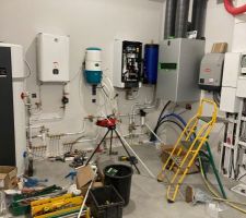 On avait commencé à installer les organes au murs, mais obligé ensuite d'attendre qu'il y ait le carrelage pour poser le chauffe eau thermodynamique et pouvoir faire intervenir le plombier pour tout raccorder