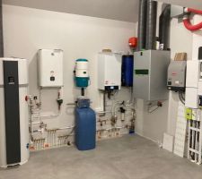 On avait commencé à installer les organes au murs, mais obligé ensuite d'attendre qu'il y ait le carrelage pour poser le chauffe eau thermodynamique et pouvoir faire intervenir le plombier pour tout raccorder