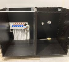 On a commandé une cuisine Ikea pour la buandière et je suis assez fier de moi pour l'intégration de la panoplie du PC que j'avais positionné pile poil lors du coulage de la chape. c'est une fois qu'on pose les meubles qu'on sait si merde ou pas...