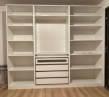 Ca m'a prit pas mal de temps de monter les 13 caissons PAX d'Ikea et tout ce qu'il va dedans ! mais leur rapport qualité/prix est top !!