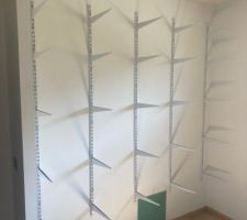 Pour le placard de la chbre d'amis/bureaux, pas d'Ikea mais du classique! et ca va trés bien. on a habillé ensuite tous les caissons Ikea et ces étagères, de portes sur mesure SOGAL