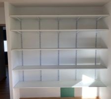 Pour le placard de la chbre d'amis/bureaux, pas d'Ikea mais du classique! et ca va trés bien. on a habillé ensuite tous les caissons Ikea et ces étagères, de portes sur mesure SOGAL