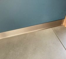 On s'est fait un petit plaisir avec les plinthes alu "effet inox" acheté sur le net chez un spécialiste en Alsace. ca coute cher mais le niveau de finition et sans égal avec les plinthes bois peintes !