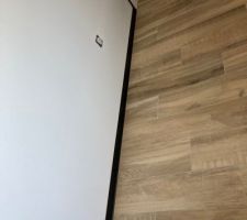 On a habillé les SDB et WC de plinthes Alu également: noir mat pour notre SDB et couleur alu pour l'étage. pour les zones en parquets, nous avons posé les plinthes couleurs parquet vendu avec.