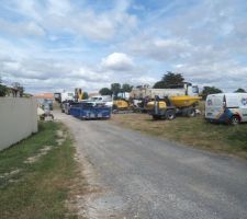 Et bien voilà un envahissement de la zone si tranquille où nous habitons  le champ cultivé du voisin envahi par une noria de vehicules en tout genre