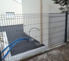 Ou le sans gene continue: bétonnage au dessus des plaques et enrobage ...sans parler des tuyaux bleus arrivant chez nous qui ont fait un retour à l'envoyeur ! tout comme les déchets de béton ...en verrue le poteau toujours encastré dans le mur du local piscine....et pas encore vu le constructeur pour les dégats occasionnés par les enduiseurs !