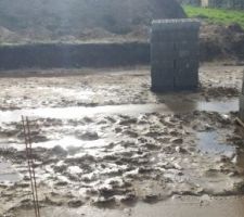 Le Cst a mis en place les parpaings du vide sanitaire sur le terrain. 
Le 18 novembre 2022.
Temps très humide et pluvieux