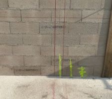 &Eacute;l&eacute;vation des murs rez-de-chauss&eacute;e, erreur par rapport au plan permis donc on a d&eacute;cid&eacute; remettre 4 poteaux pour soutenir le plancher de l?&eacute;tage . Heureusement qu?on a pu rattrap&eacute;,