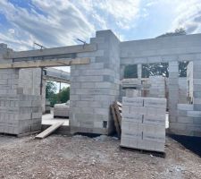 Élévation des murs rez-de-chaussée, mise en places des coffre volets roulants intégrés