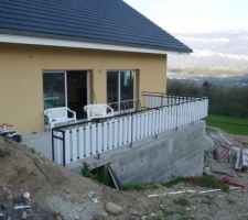 Barriere de la terrasse mise en place(c est mieux).habillage pvc