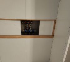 Encastrement rangement : accès à la nourrice.