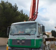 La "pompeuse" est là !  Les premiers litres de béton sont coulés pour remplir les fouilles