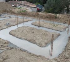 La "pompeuse" est là !  Les premiers litres de béton sont coulés pour remplir les fouilles