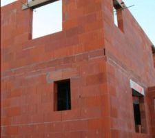 Murs de l'&eacute;tage &eacute;lev&eacute;s et pose des linteaux et des VRE.