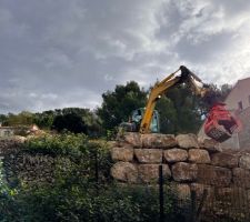 Destruction de l'ancien mur de soutènement et élévation des nouveaux blocs