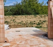 Vue sur la terrasse et du remblai d'une hauteur de 2m