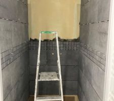 Pose carrelage salle de bain bas
