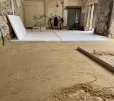 Futur séjour - cuisine :  isolation après passage de l?électricité.