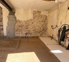 Décroutage mur future cuisine et isolation après passage de l?électricité.