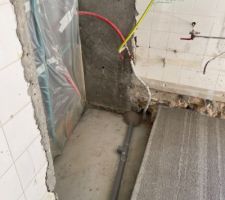 Future marche entre future entrée vers séjour-cuisine avec arrivées et évacuations accessibles sous les marches