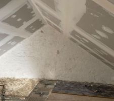 Chaulage pignon de la future chambre. Placo et bandes terminés