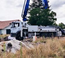 Camion B&eacute;ton avec pompe, on est arriv&eacute; un peu tard pour assister &agrave; la pose de la dalle.
