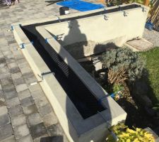 Ceinturages des cloisons int&eacute;rieurs de membranes de fondation &agrave; picots type "Delta MS" &agrave; l'aide de vis &agrave; collerette sp&eacute;cifiques et de profil&eacute;s en plastique sur la partie haute afin d'emp&ecirc;cher les infiltrations