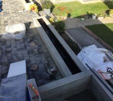 Applique un enduit bitumeux sur les parois int&eacute;rieurs de la jardini&egrave;re.