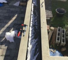 Pose du syst&egrave;me de drainage &agrave; l'aide d'une gaine destin&eacute; au passage de c&acirc;bles enterr&eacute;s cisel&eacute; &agrave; la disqueuse pour l'eau puisse y p&eacute;n&eacute;trer 
Pose d'un voile g&eacute;otextile sur les drains 
D&eacute;p&ocirc;t d'une couche d'environ 5 cm de cailloux recouvert une nouvelle fois par un voile g&eacute;otextile pour &eacute;viter le m&eacute;lange avec la terre