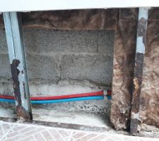 Aperçu des montants rouillés et de ce qui reste du rail (dont les ailes se sont effritées