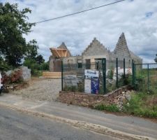 S31: réception charpente, trop content...
Mais petite question;
- la charpente devrait être posée au mois de septembre alors que nous l'avons reçu cette semaine.
Y a t-il des risques de détérioration du bois dû à la pluie ou au soleil si la charpente reste à l'extérieur pendant un certain temps?
Merci pour vos réponses ?