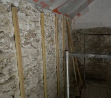 Fin decroutage plâtre mur future chambre, structure bois du chaux chanvre ok. Reste à faire réparation fissure pignon (angle au fond à gauche)