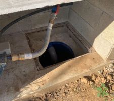 L'abri de pompe avec la plaque ouverte