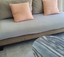 Couleurs salon gris rose poudré, matières naturelles