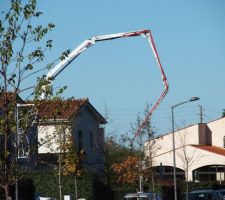 On aper&ccedil;oit le bras de loin!