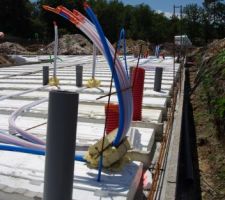 Nourrices eau et gaines sur entrevous avant coulage de la dalle