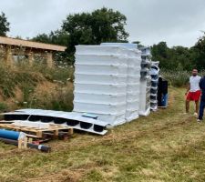 Livraison de la Piscine, l'equipe verifie que tout y est