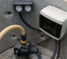 Pour sécuriser l'électricité de l'arrosage automatique, les conducteurs du pressostat et de la pompe sont désormais dans une boite étanche et connectés via des disjoncteurs, il manque encore le programmateur d'arrosage qui sera également relié dans cette boite. C'est mieux quand on des canalisations sous pression à moins de 30 cm. 21/08/23