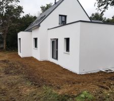 Après les travaux eaux de pluie et eaux usées le remblaiement autour de la maison a été effectué.